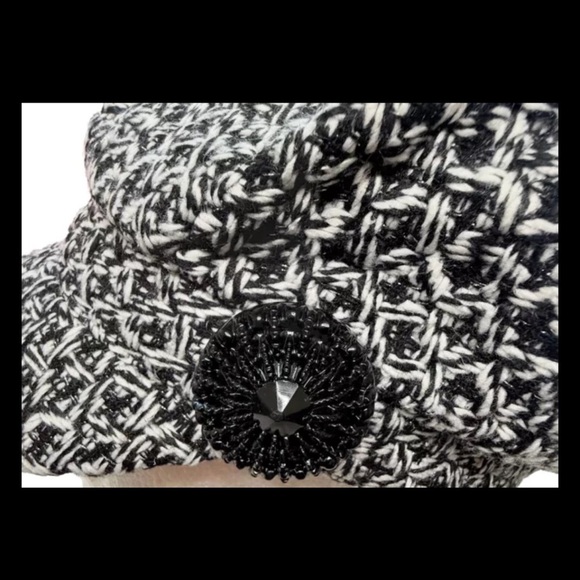 Women’s Crocheted Knit Winter Newsboy Cap Hat Black & White Criss Cross Pattern - Picture 6 of 9